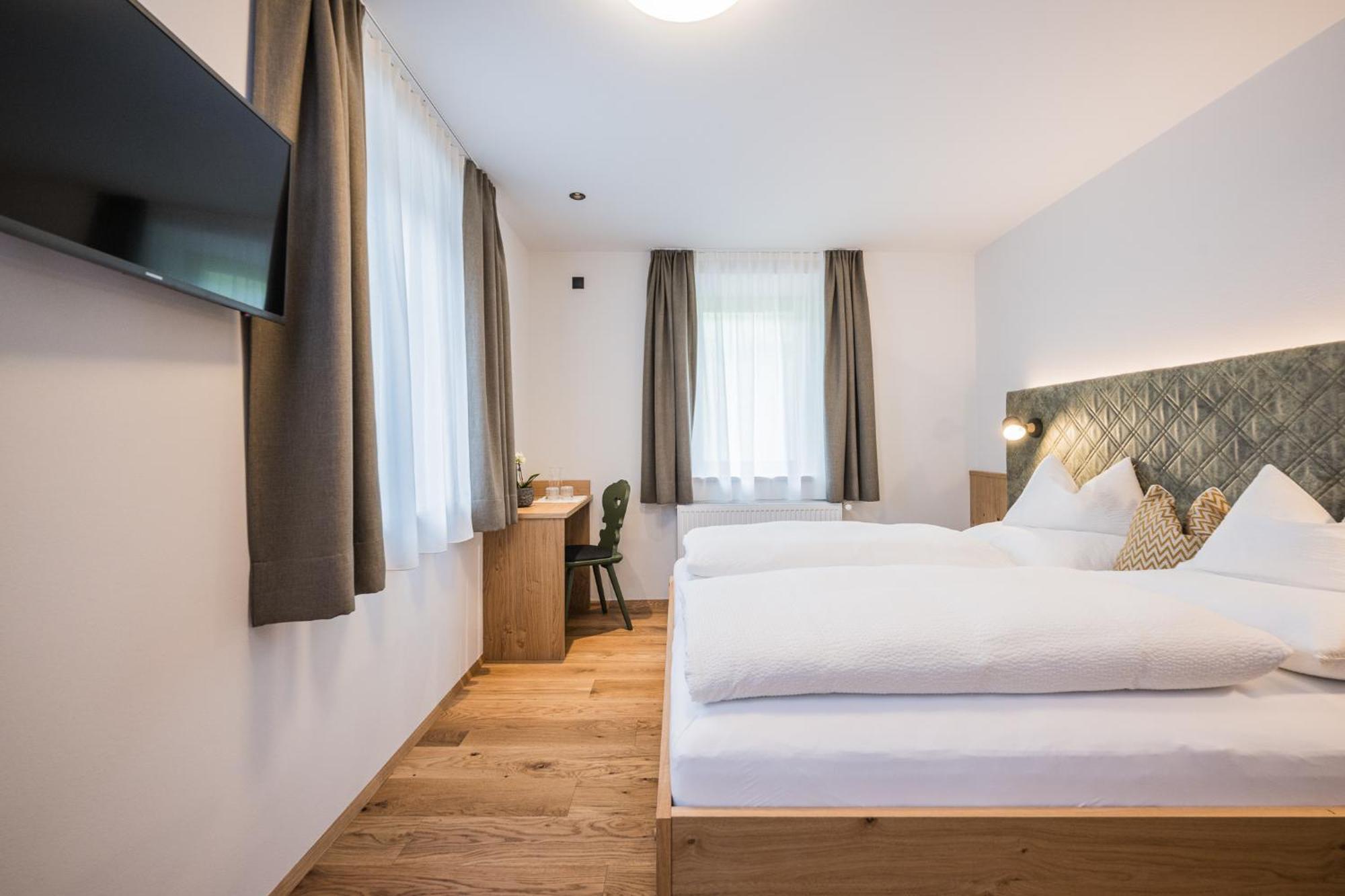 Gasthof Albergo Dolomiten Braies  Exterior foto